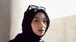 Gaya OOTD Ansellma Putri sangat kece ketika berhijab. Hijab hitam yang dikenakannya berhasil dipadupadankan dengan apik oleh Ansel. Jas hitam kian menyempurnakan penampilan Ansel yang sangat cantik mengenakan outfit serba hitam. (Liputan6.com/IG/@ansellmaputri)