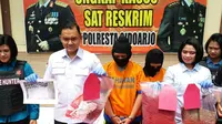 Polisi Sidoarjo Tangkap Sepasang Sejoli Pelaku Aborsi. (Liputan6.com/Dian Kurniawan)