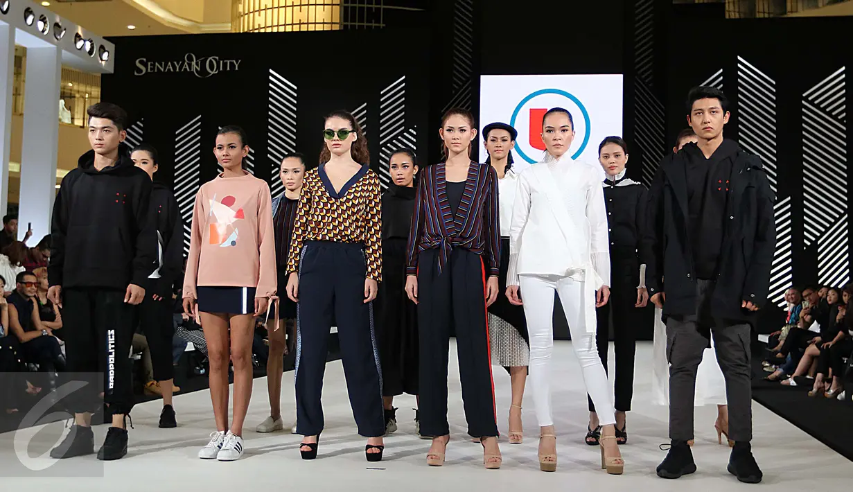 Sejumlah model berpose dipanggung menutup peragaan busana rancangan LasSalle College dalam pagelaran Senayan City Fashion Nation ke-11, Jakarta, Selasa (11/4). (Liputan6.com/Gempur M. Surya)