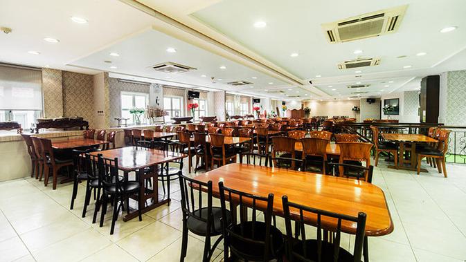 Semua makanan yang dijual tentu halal (sumber: hjmaimunah.com)