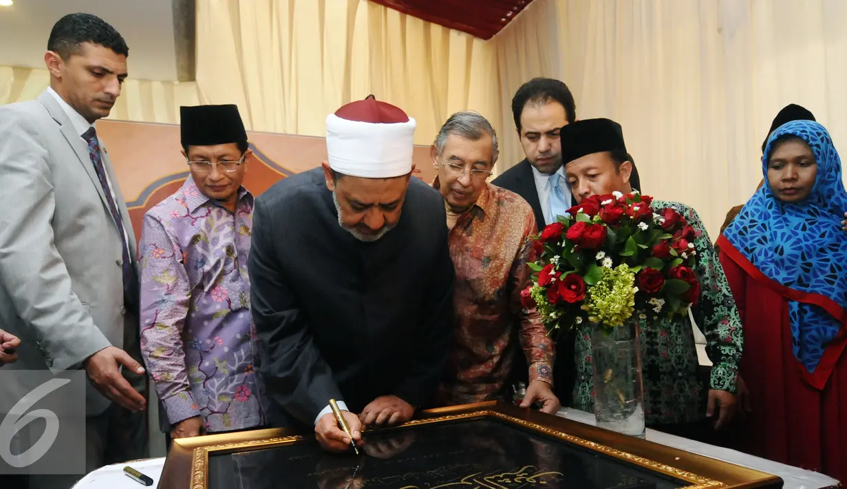 Grand Sheikh Al Azhar, Ahmed Al-Thayyeb (tengah) menandatangani prasasti saat berkunjung ke Pusat Studi Al Quran di Pondok Cabe, Tangerang, Selasa (23/2/2016). Ahmed Al-Thayyeb melakukan kunjungan 4 hari di Indonesia. (Liputan6.com/Helmi Fithriansyah)