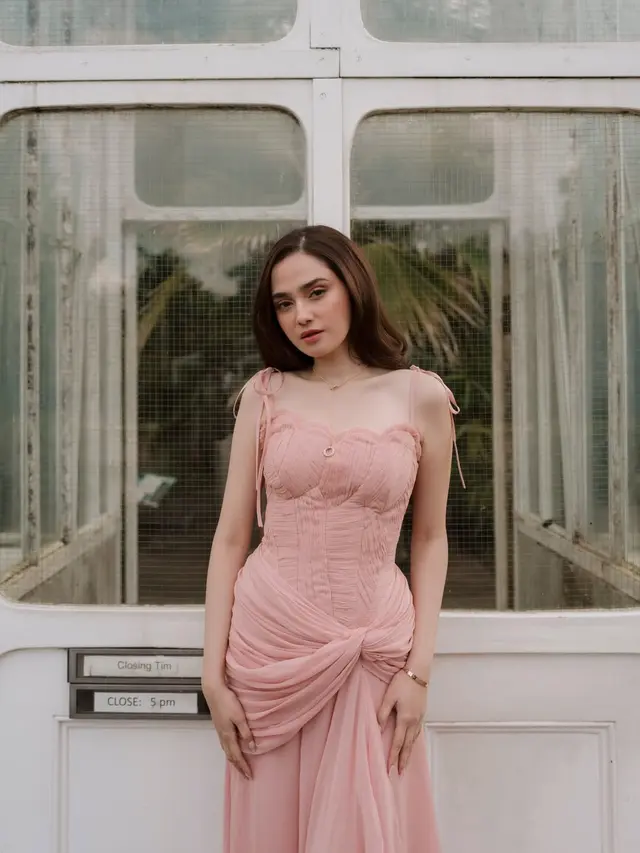 Dicintai Ugal-Ugalan, Gaya Syifa Hadju Bertabur Perhiasan Cartier Total Rp400 Jutaan Saat Prewedding di London