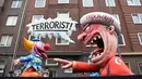 Sebuah patung yang mengilustrasikan Presiden Turki, Recep Tayyip Erdogan ikut dalam karnaval tradisional 'Rose Monday' di Dusseldorf, Jerman, Senin (27/2). Karnaval 'Rose Monday' berisi sindiran satir para pemimpin dunia. (AFP PHOTO / Patrik STOLLARZ)