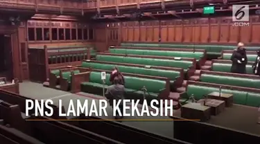 Aksi seorang PNS asing yang melamar kekasih di gedung dewan rakyat viral di media sosial.