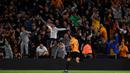 Gelandang Wolverhampton, Ruben Neves, merayakan gol yang dicetaknya ke gawang Manchester United pada laga Premier League di Stadion Molineux, Wolverhampton, Senin (19/8). Kedua klub bermain imbang 1-1. (AFP/Paul Ellis)