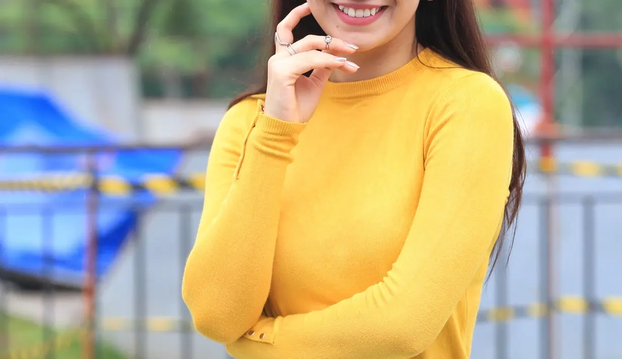 "Haha iya tertunda lagi (kuliahnya). Mudah-mudahan sih tahun ini atau paling telat tahun depan. Abis asikan main sinetron ya. Tapi mau disempatkan sih untuk kuliah," ujar Irish Bella saat ditemui di kawasan Bintaro, Senin (20/2).(Adrian Putra/Bintang.com)