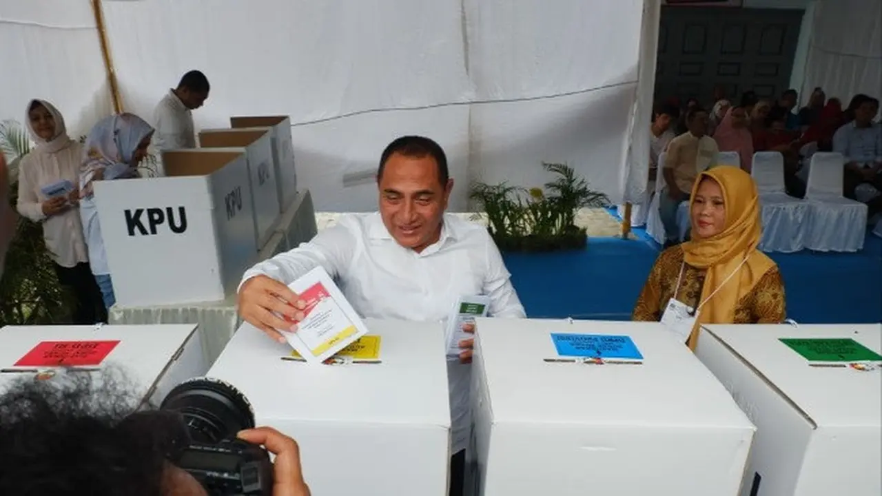 Gubernur Sumut Edy Rahmayadi memasukkan surat suara ke kotak usai mencoblos.