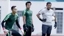 Pelatih kiper Timnas Indonesia, Kurnia Sandy, mengamati anak asuhnya saat sesi latihan di Stadion Wibawa Mukti, Jawa Barat, Minggu (4/11). Latihan ini merupakan persiapan jelang Piala AFF 2018. (Bola.com/M Iqbal Ichsan)