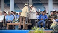 Momen Prabowo Terima Lencana Emas dari Petani dan Nelayan Indonesia