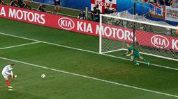 Striker Inggris, Wayne Rooney, mencetak gol lewat penalti ke gawang Islandia pada babak 16 besar Piala Eropa 2016 di Stade de Nice, Nice, Selasa (28/6/2016) dini hari WIB. (Reuters/Yves Herman)