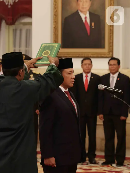 Laksamana Madya TNI Aan Kurnia diambil sumpahnya saat dilantik sebagai Kepala Badan Keamanan Laut (Bakamla) di Istana Negara, Jakarta, Rabu (12/2/2020). Aan menjabat Kepala Bakamla berdasar Keppres Nomor 17/TPA/2020 tentang Pemberhentian dan Pengangkatan Kepala Bakamla. (Liputan6.com/Faizal Fanani)