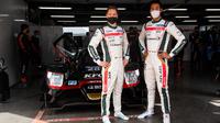 Sean Gelael (kanan) bersama Stoffel Vandoorne saat mengikuti ajang Asian Le Mans Series. (Istimewa)
