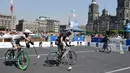 Peserta berebut bola sambil mengendarai sepedanya saat bermain Polo-Bike pada hari kedua World Bike Forum 2017 di Zocalo Square di Mexico City (20/4). Polo sepeda ini dimainkan oleh 3 orang dalam 1 timnya. (AFP Photo/Alfredo Estrella)