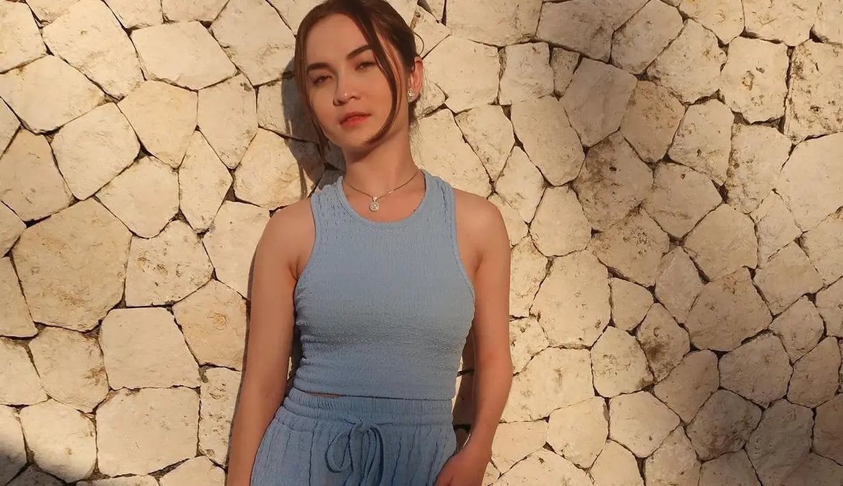 Penampilan Elina yang kini semakin dewasa dan modis. Kekasih Gusti Ega ini diketahui gemar traveling, dirinya sudah jalan-jalan keliling Malaysia, Thailand, hingga Eropa. (Instagram/elinaaaaajoerg)