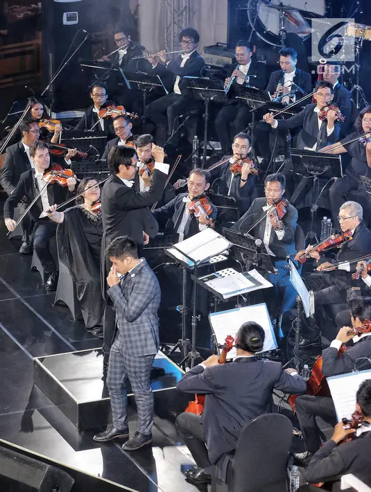 Twilite Orchestra dengan konduktor musik Addie MS tampil dalam konser Symphony Under The Stars di Lippo Mall Kemang, Jakarta, Sabtu (28/7). Movie Fest merupakan tema musik yang akan ditampilkan pada kegiatan musik kali ini. (Liputan6.com/Fery Pradolo)