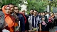 VIDEO: Urus E-KTP di Jombang, Warga Mengantre Sejak Subuh