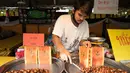 Seorang pedagang menjual kastanya goreng dalam Festival Vegetarian Phuket 2020 di Phuket, Thailand (20/10/2020). Pulau resor Phuket yang tersohor menggelar festival yang juga dikenal sebagai Festival Sembilan Dewa Kaisar itu pada 17-25 Oktober. (Xinhua/Zhang Keren)