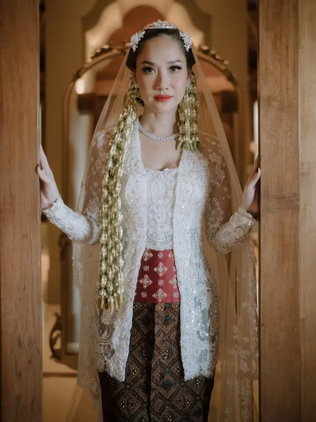 Model Kebaya Modern Pilihan BCL
