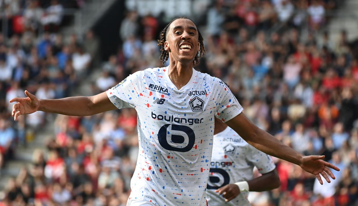 Leny Yoro mulai tampil menonjol bersama Lille musim ini. Dia membantu klubnya mencatatkan rekor sebagai pertahanan terbaik kedua di Ligue 1. Meski baru berusia 18 tahun, Yoro sudah mendapat kesempatan bermain reguler. Dia sudah memainkan 20 pertandingan di semua kompetisi dengan mencetak tiga gol. (AFP/Sebastien Salom-Gomis)