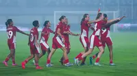 Pemain Timnas Indonesia Putri merayakan gol yang dicetak oleh Isa Warps ke gawang Kirgistan pada laga Grup D Kualifikasi Piala Asia Putri 2026 di Stadion Indomilk Arena, Tangerang, Minggu (29/6/2025). (Bola.com/M Iqbal Ichsan)