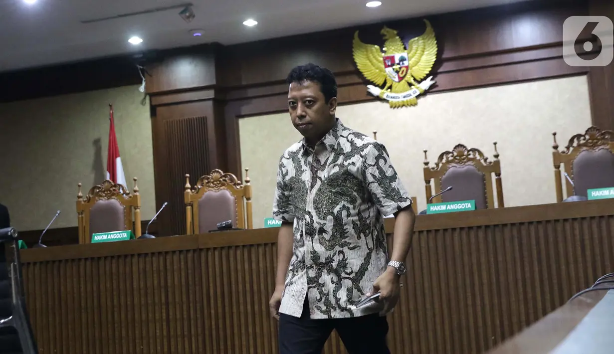 Terdakwa dugaan suap jual-beli jabatan di lingkungan Kemenag, M Romahurmuziy usai menjalani sidang pembacaan putusan sela di Pengadilan Tipikor, Jakarta, Senin (9/10/2019). Majelis hakim menolak eksepsi yang diajukan terdakwa dan penasehat hukum terdakwa. (Liputan6.com/Helmi Fithriansyah)