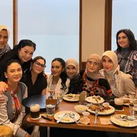 Baru-baru ini, beberapa artis era 90an berkumpul bersama. Mereka adalah Bella Saphira, Kris Dayanti, Inneke Koesherawati, Cut Keke, Dian Nitami, hingga Marini Zumarnis. [@inekekoes]