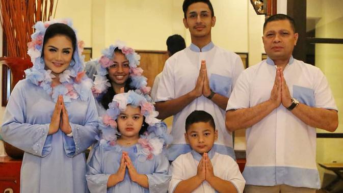 Dalam foto ini, Krisdayanti dan Raul Lemos terlihat sangat kompak dengan anak-anak mereka saat momen lebaran. (Liputan6.com/IG/@raullemos06)