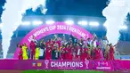 Para pemain Timnas Indonesia Putri merayakan gelar juara Piala AFF Wanita 2024 setelah mengalahkan Kamboja 3-1 pada laga final yang berlangsung di New Laos National Stadium, Vientiane, Kamis (05/12/2024) malam WIB. (Dok. PSSI)