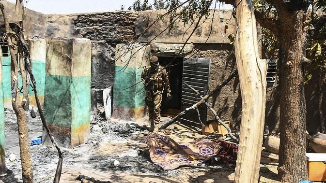 Tentara Mali di reruntuhan bangunan usai konflik komunal berujung pembantaian etnis di Ogossagou, Kota Moptu, Mali. (AFP PHOTO)