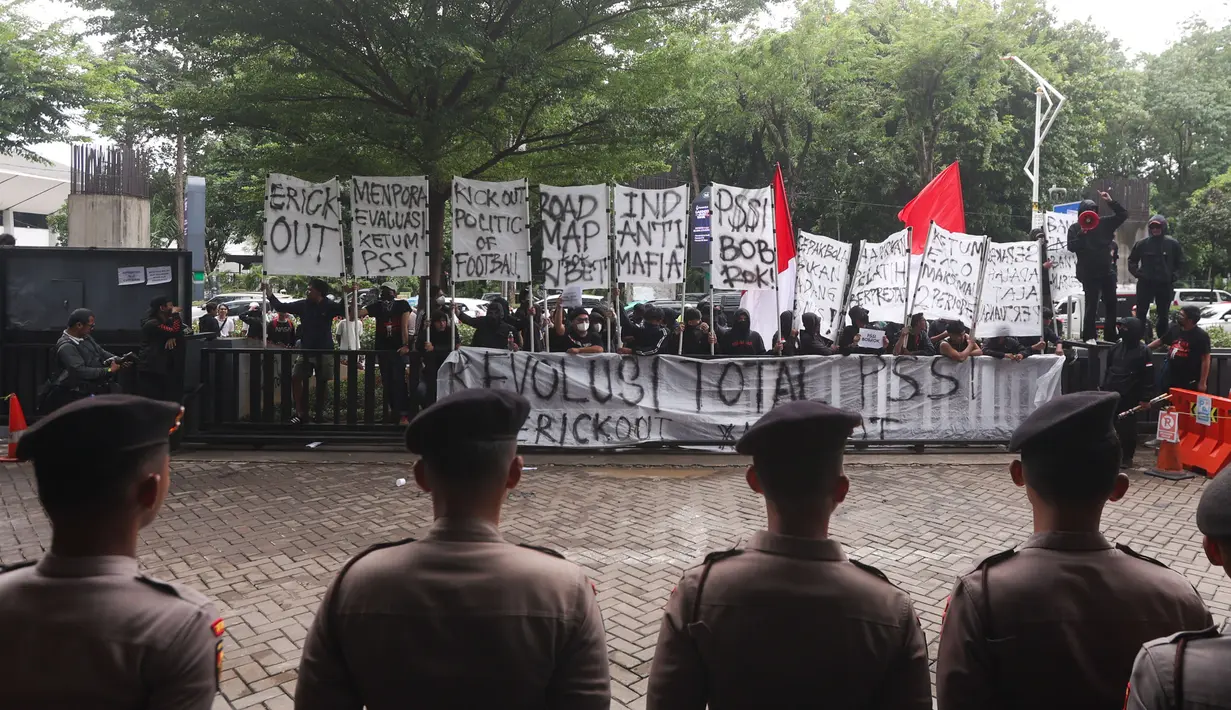 Mereka juga membentangkan spanduk bertuliskan "Erick Out". Tampak dalam foto, suporter timnas Indonesia, Ultras Garuda, saat menggelar aksi unjuk rasa di depan Kantor PSSI, GBK Arena, Senayan, Jakarta Pusat, Jumat (14/11/2025). (Bola.com/M Iqbal Ichsan)