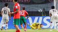 Penjaga gawang&nbsp;Timnas Indonesia U-17,&nbsp;Ikram Al Giffari (dua kanan), gagal menghalau bola dari tendangan penalti pemain&nbsp;Timnas Maroko U-17 dalam laga pamungkas Grup A Piala Dunia U-17 2023 yang berlangsung di Stadion Gelora Bung Tomo, Surabaya, Kamis (16/11/2023). (Bola.com/Bagaskara Lazuardi)