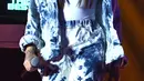 Denim Diva! Demi Lovato cantik banget saat tampil di iHeart Rdio Music Festival 2017. (Denise Truscello/Getty Images for iHeartMedia)