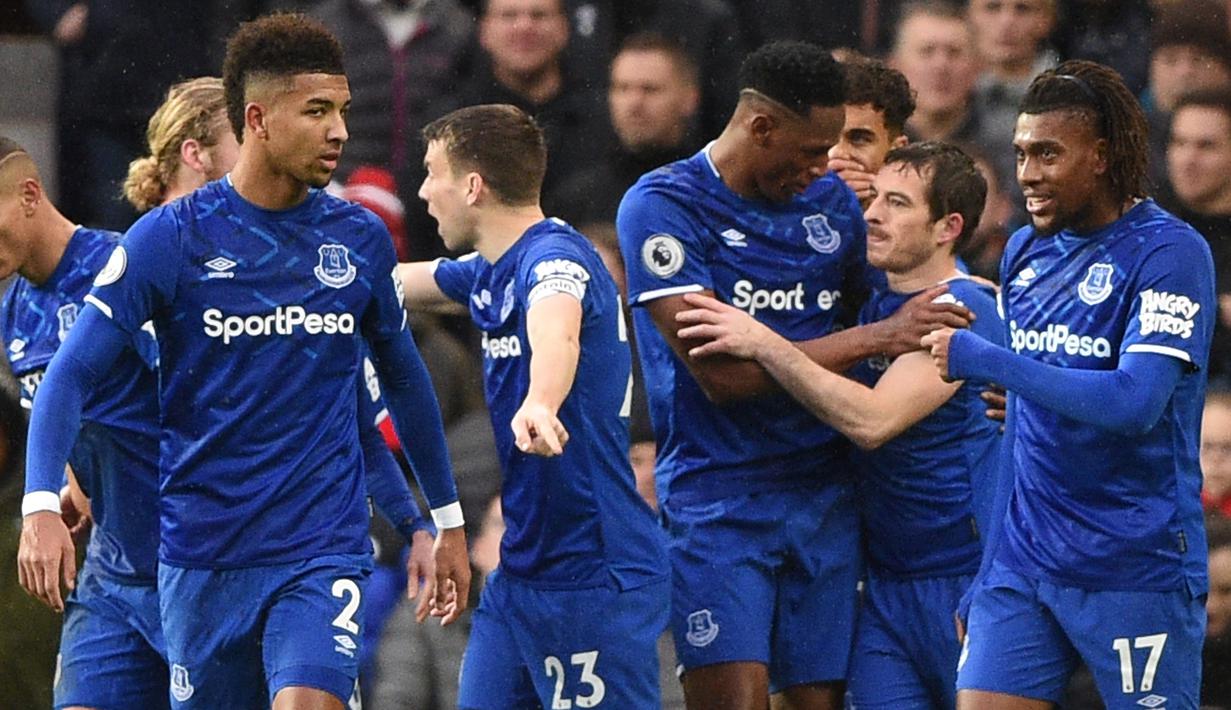 Para pemain Everton merayakan gol bunuh diri yang dilakukan bek Manchester United, Victor Lindelof, pada laga Premier League di Stadion Old Trafford, Manchester, Minggu (15/12). Kedua klub bermain imbang 1-1. (AFP/Oli Scarff)
