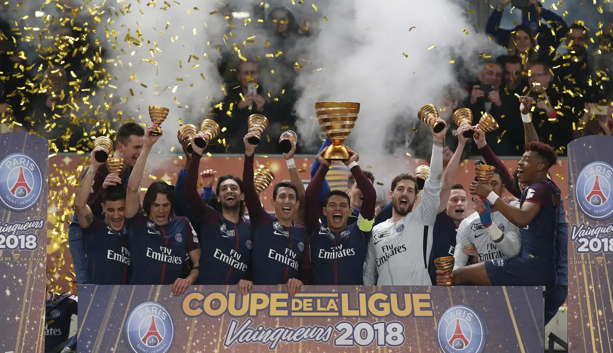 Ekspresi para pemain PSG setelah berhasil meraih trofi Coupe de la Ligue kelima secara beruntun di Stade Matmut Atlantique, Bordeaux, Sabtu (31/3/2018) waktu setempat. PSG menang 3-0.  (AP/Thibault Camus)