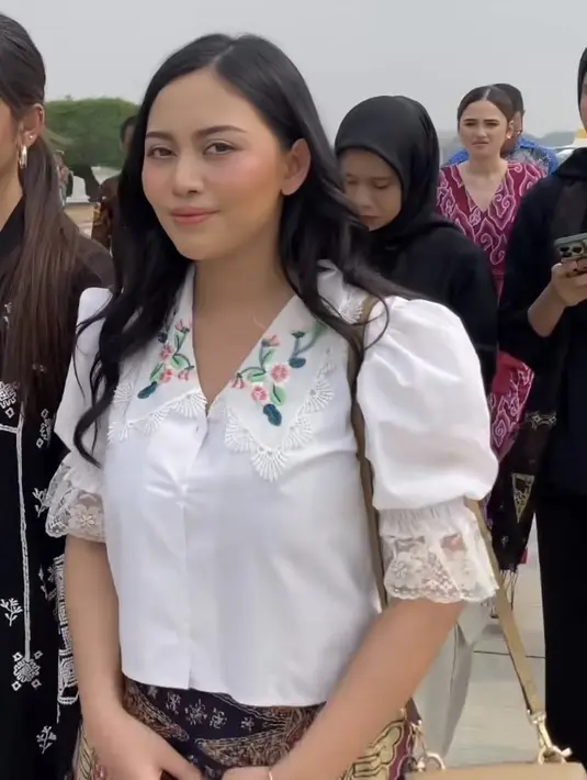 Ibu dua anak ini juga tampil dengan riasan flawless mengaplikasikan blush on dan lipstik pink. Dengan rambut panjang yang dibiarkan terurai bergaya wave tanpa poni. [@hatibaik]