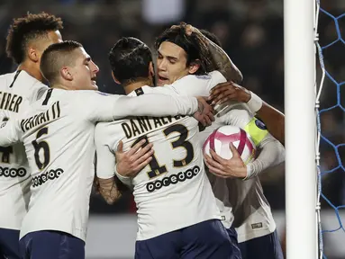 Para pemain Paris Saint Germain (PSG) merayakan gol yang dicetak oleh Edinson Cavani ke gawang RC Strasbourg pada laga Liga 1 Prancis di Stadion Stade de la Meinau, Rabu (5/12). Kedua tim bermain imbang 1-1. (AP/Jean-Francois Badias)