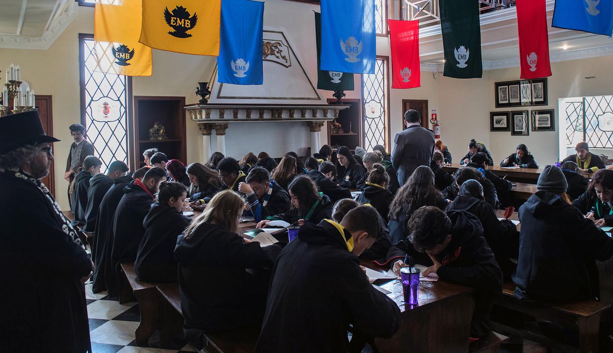 Siswa mengikuti ujian di aula besar kastil di wiliyah pegunungan Campos do Jordao, Brasil (20/8). Ditempat ini, para penggemar Harry Potter dapat merasakan bersekolah ala para penyihir di sebuah sekolah sihir yang terlihat nyata.(AFP Photo/Nelson Almeida)