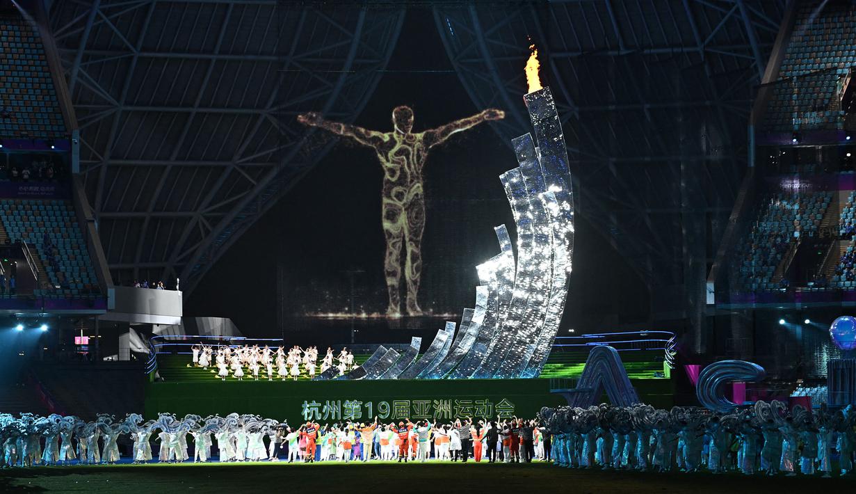 Sejumlah kontingen dan partisipan saat mengikuti upacara penutupan Asian Games 2022 yang berlangsung di Hangzhou Olympic Sports Centre Stadium, Hangzhou, China pada Minggu (08/10/2023). (AFP/Philip Fong)