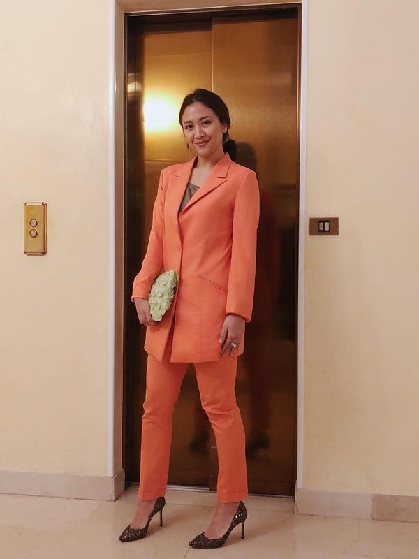 Sherina Munaf juga cocok dengan setelan jas berwarna peach terang ini. Memadukan dengan sepatu berhak tinggi, penampilannya tetap modis dan fashionable. (Liputan6.com/IG/@sherinasinna)