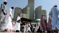 Umat muslim mengelilingi Kakbah di Masjidil Haram, Makkah, Arab Saudi, Senin (5/8/2019). Saat haji atau umrah, umat muslim akan berputar tujuh kali mengelilingi Kakbah berlawanan arah jarum jam. (AP Photo/Amr Nabil)