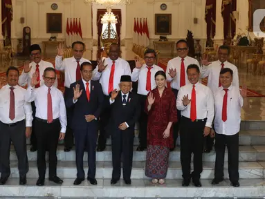 Presiden Joko Widodo bersama Wapres Ma'ruf Amin foto bersama dengan para Wakil Menteri setelah diperkenalkan di Istana Merdeka, Jakarta, Jumat (25/10/2019). Jokowi memperkenalkan 12 nama wakil menteri yang akan membantu menteri Kabinet Indonesia Maju Jokowi-Ma'ruf Amin. (Liputan6.com/Angga Yuniar)