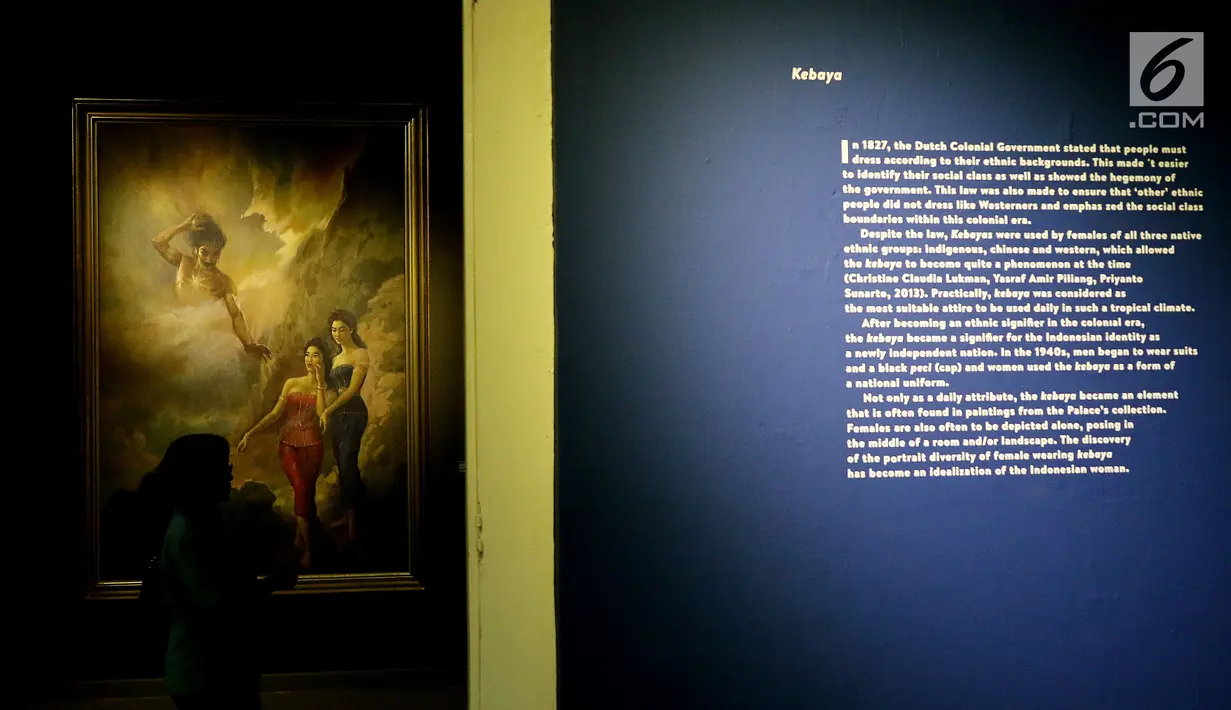 Seorang wanita melihat persiapan pameran lukisan koleksi Istana yang sudah di pajang di Galeri Nasional, Jakarta, Senin (31/7). Pameran ini nantinya akan digelar sepanjang bulan Agustus. (Liputan6.com/Angga Yuniar)