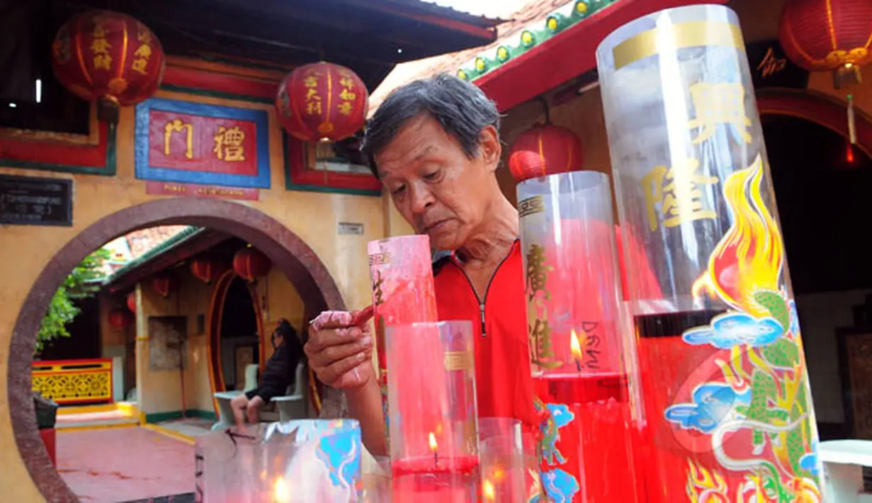 Seorang petugas sedang mengecat tempat lilin di Klenteng Boen Tek Bio, Tangerang, Selasa (10/2/2015). Perawatan tersebut merupakan persiapan menyambut Tahun Baru Imlek 2566 yang jatuh pada 19 Februari. (Liputan6.com/Faisal R Syam)
