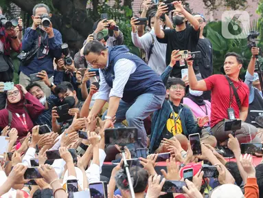 Gubernur DKI Jakarta Anies Baswedan menyapa warga saat acara perpisahan di Balai Kota, Jakarta pusat, Minggu (16/10/2022). Pemprov DKI Jakarta bersama relawan menggelar acara perpisahan untuk Gubernur DKI Jakarta Anies Baswedan yang masa jabatannya berakhir tepat hari ini. (Liputan6.com/Herman Zakharia)