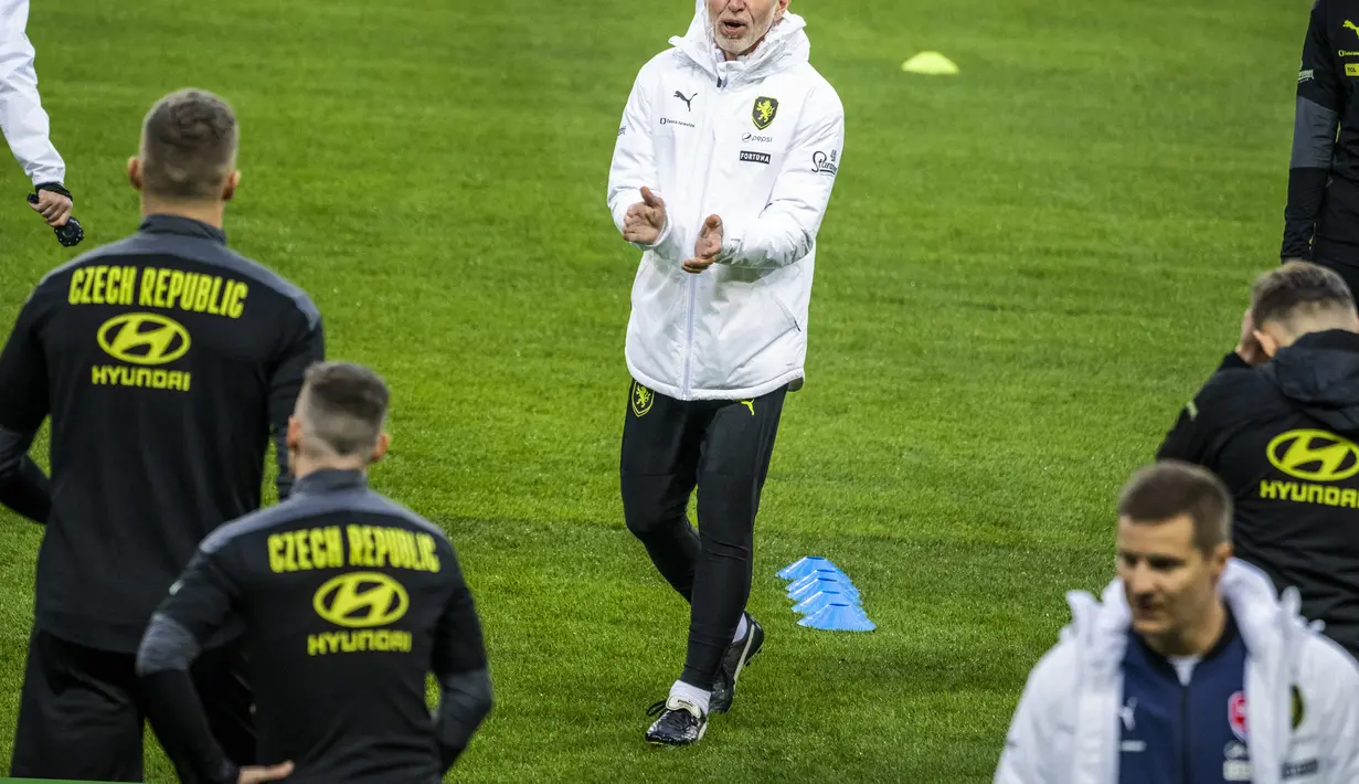 Pelatih Republik Ceko, Jaroslav Silhavy memimpin sesi latihan di Friends Arena di Stockholm, Swedia, Rabu (23/3/2022). Republik Ceko akan bertanding melawan tuan rumah Swedia pada play-off Piala Dunia 2022 di Friends Arena. (Claudio Bresciani /TT News Agency/Sweden Out/AFP)
