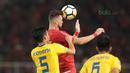 Pemain Persija Jakarta, Marko Simic menghalau bola dari kejaran pemain Song Lam Nghe An FC pada laga Piala AFC 2018 di Stadion Utama GBK, Senayan, Jakarta, (13/3/2018). Persija Jakarta menang 1-0. (Bola.com/Nick Hanoatubun)