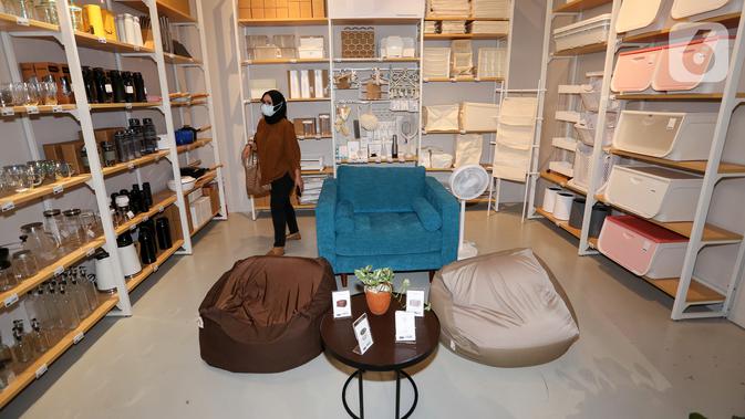 Pengunjung melihat produk pada pembukaan gerai IUIGA kedua yang mengusung konsep Retail+ di Astha Mall SCBD, Jakarta, Jumat (27/11/2020). Pembukaan gerai ini dapat menjawab permintaan konsumen yang cukup tinggi di Jabodetabek. (Liputan6.com/Fery Pradolo)