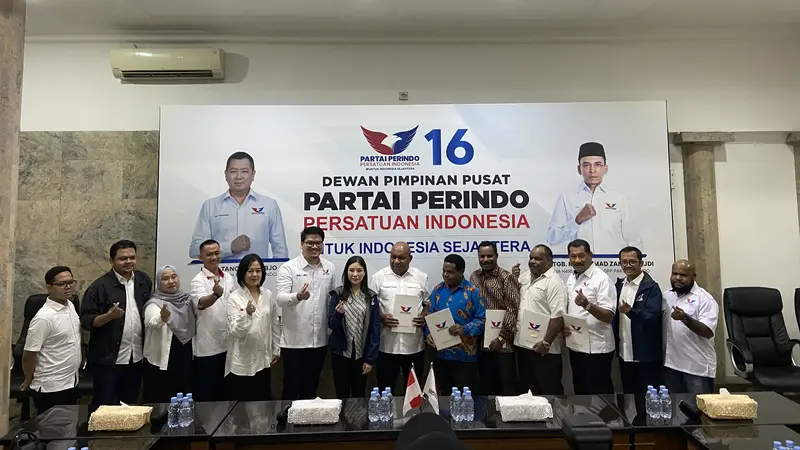 DPP Perindo memberi surat rekomendasi dukungan untuk Ketua NasDem Papua Pegunungan, Befa Yigibalom sebagai bakal calon Papua Pegunungan di Pilkada 2024 (Istimewa)