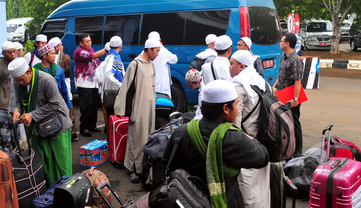 Sejumlah WNI yang dievakuasi dari Yaman menunggu bus untuk diberangkatkan ke kampung halamannya masing-masing, di Lanud Halim Perdanakusuma, Jakarta, Senin (13/4/2015). (Liputan6.com/Yoppy Renato)
