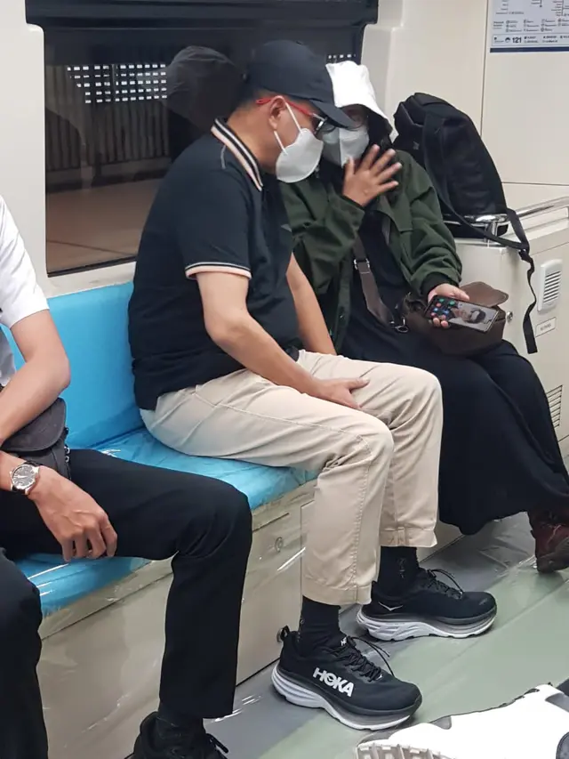 Menteri Perhubungan (Menhub) Budi Karya Sumadi ikut dalam uji coba LRT Jabodebek dengan masyarakat. Budi Karya menyamar tanpa menggunakan pakaian dinas untuk mengetahui kesiapan moda transportasi yang akan diresmikan besok 28 Agustus 2023. (Istimewa)